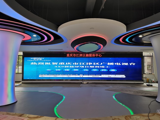 華邦瀛科技 55 寸 1.8mm 液晶拼接屏，為會議室?guī)砣麦w驗(yàn)