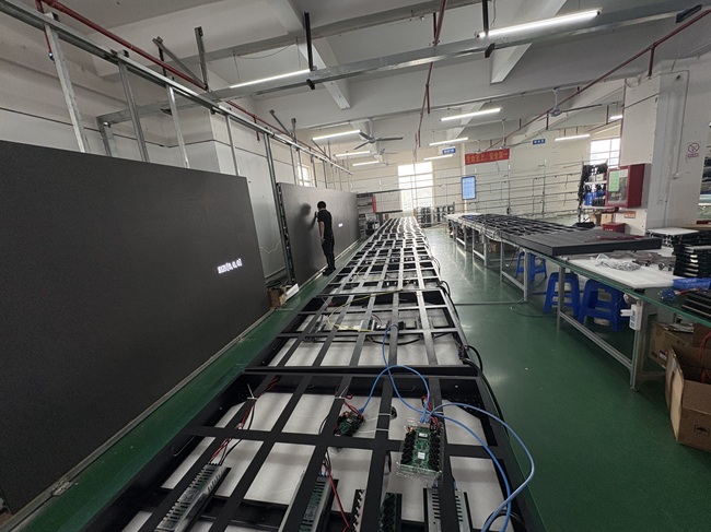室內P4 LED顯示屏：磁吸簡易箱體車間組裝